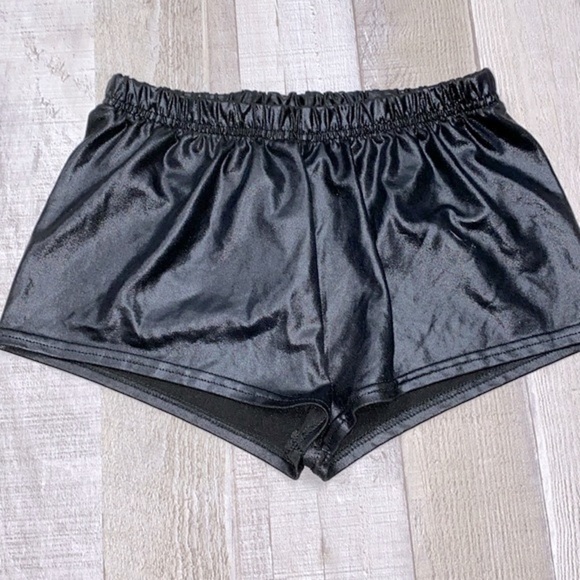 Little girls size XLarge faux leather black shorts - Picture 2 of 4